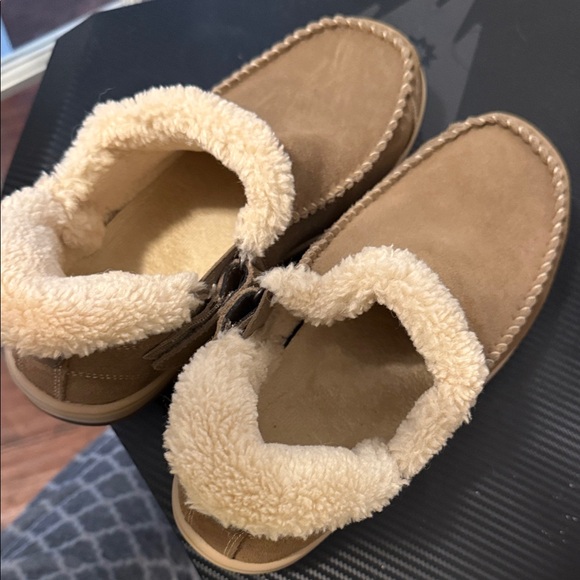 Cozy Women's Tan Slip-On Slippers - Picture 5 of 8